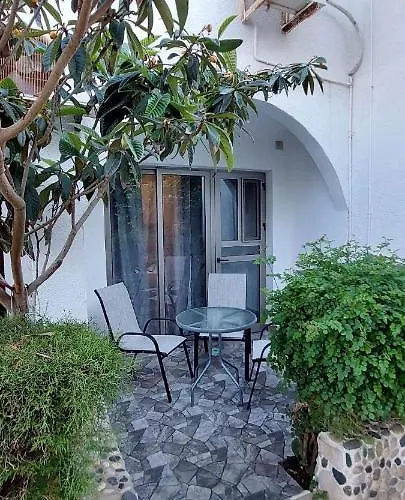 With Oleg C17 דירה פאראלימני